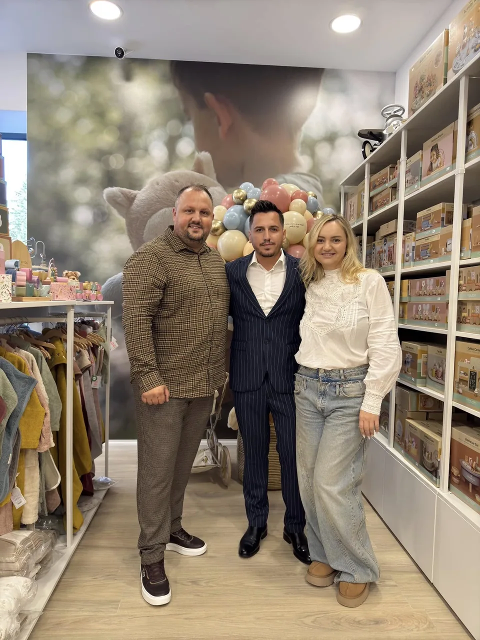 Fotografie de grup alături de Ervin și Ioana, în magazinul Câte-n Lună și-n Stele