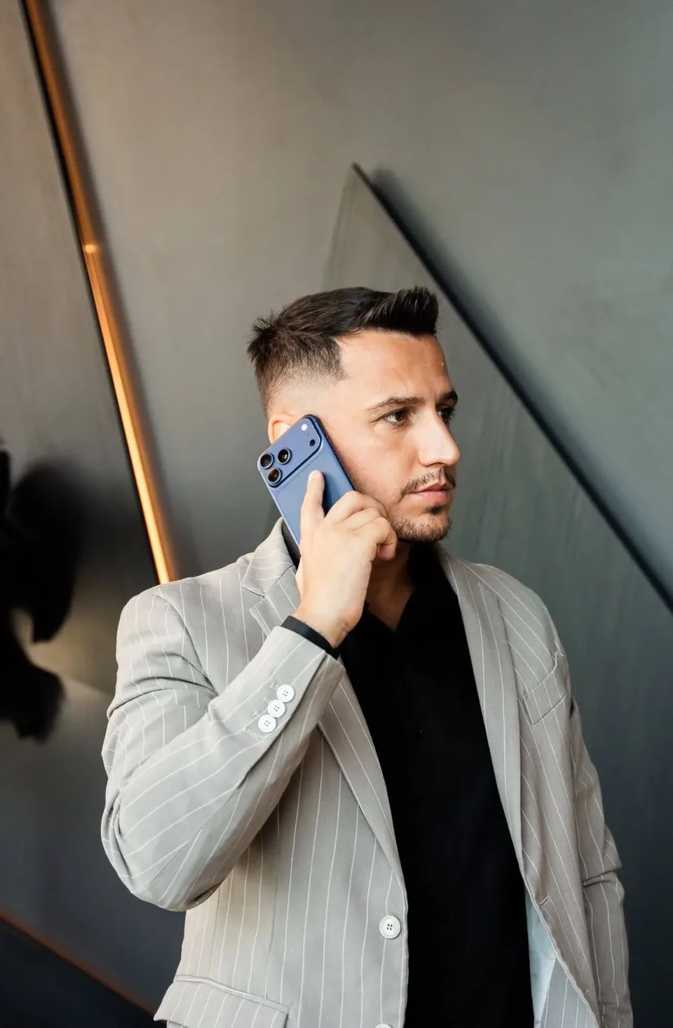 Portretul lui Cosmin Radoi privind înainte în timpul unui apel